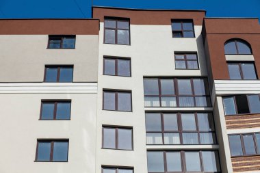 Güneşli bir günde modern apartman binaları. Modern bir apartmanın cephesi