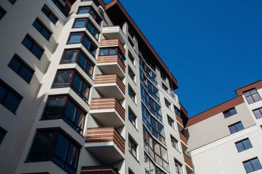 Güneşli bir günde modern apartman binaları. Modern bir apartmanın cephesi