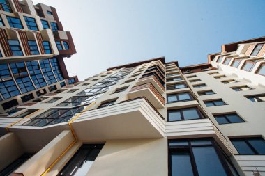 Güneşli bir günde modern apartman binaları. Modern bir apartmanın cephesi