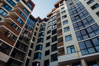 Güneşli bir günde modern apartman binaları. Modern bir apartmanın cephesi