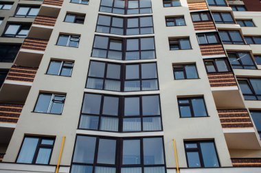 Güneşli bir günde modern apartman binaları. Modern bir apartmanın cephesi