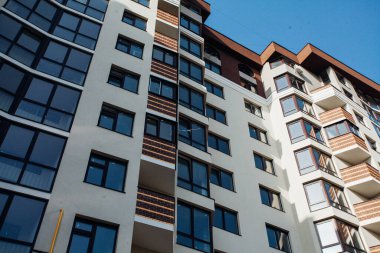 Güneşli bir günde modern apartman binaları. Modern bir apartmanın cephesi