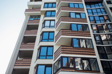 Güneşli bir günde modern apartman binaları. Modern bir apartmanın cephesi
