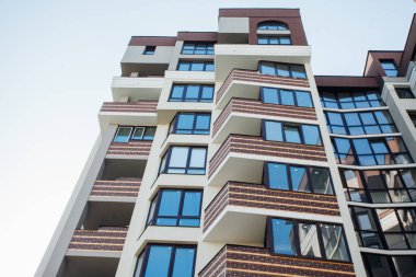 Güneşli bir günde modern apartman binaları. Modern bir apartmanın cephesi