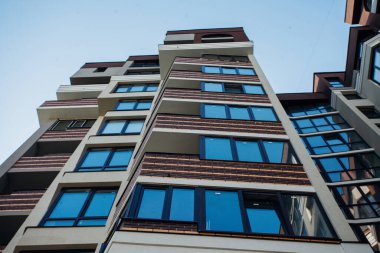 Güneşli bir günde modern apartman binaları. Modern bir apartmanın cephesi