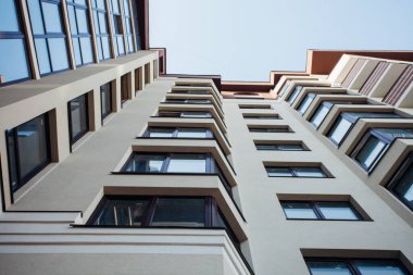 Güneşli bir günde modern apartman binaları. Modern bir apartmanın cephesi