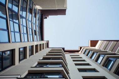 Güneşli bir günde modern apartman binaları. Modern bir apartmanın cephesi