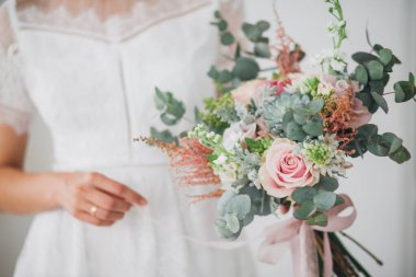 Gelin elinde buket, kesilmiş bölüm. 