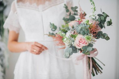 Gelin elinde buket, kesilmiş bölüm. 