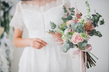 Gelin elinde buket, kesilmiş bölüm. 