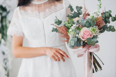 Gelin elinde buket, kesilmiş bölüm. 