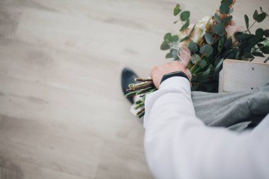 Düğün buketi tutan çocuk, kesilmiş bölüm. 