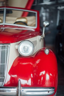 Retro araba detayları, garaja yakın çekim. 