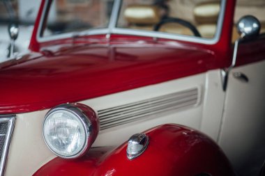 Retro araba detayları, garaja yakın çekim. 