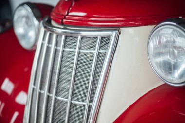 Retro araba detayları, garaja yakın çekim. 