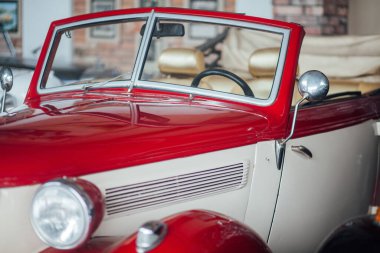 Retro araba detayları, garaja yakın çekim. 