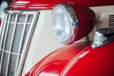 Retro araba detayları, garaja yakın çekim. 