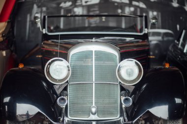 Retro araba detayları, garaja yakın çekim. 