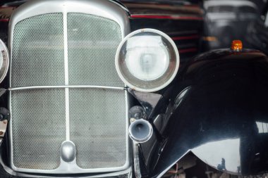 Retro araba detayları, garaja yakın çekim. 