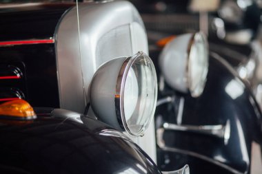 Retro araba detayları, garaja yakın çekim. 