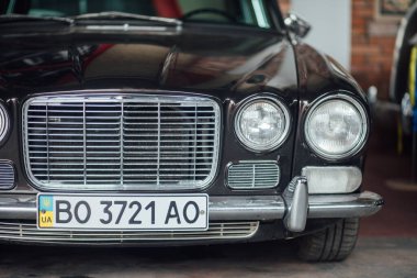 Retro araba detayları, garaja yakın çekim. 