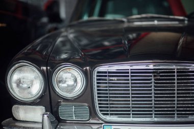 Retro araba detayları, garaja yakın çekim. 