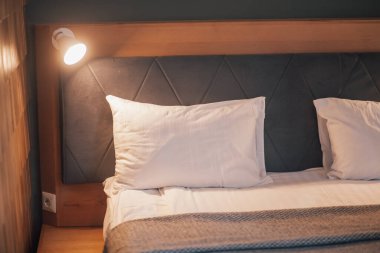 Rahat yatak odasında modern tasarım iç