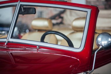 Retro araba detayları, garaja yakın çekim. 