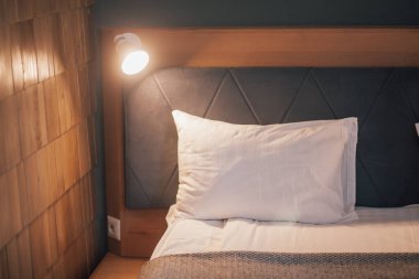 Rahat yatak odasında modern tasarım iç