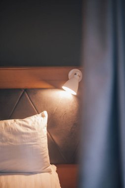 Rahat yatak odasında modern tasarım iç