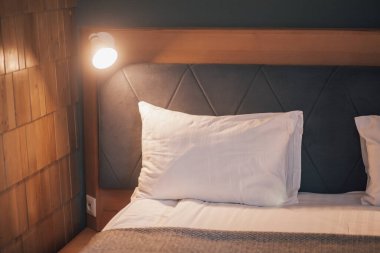 Rahat yatak odasında modern tasarım iç