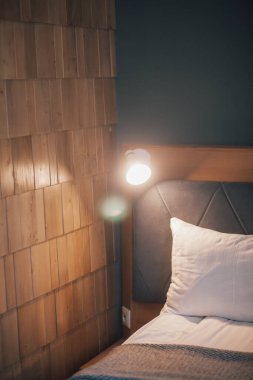 Rahat yatak odasında modern tasarım iç