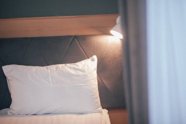 Rahat yatak odasında modern tasarım iç