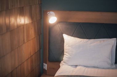 Rahat yatak odasında modern tasarım iç