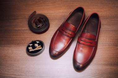 Damat sabah toplanıyor. Erkeklerin klasik deri ayakkabıları. Düğün detayları.