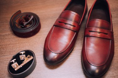 Damat sabah toplanıyor. Erkeklerin klasik deri ayakkabıları. Düğün detayları.