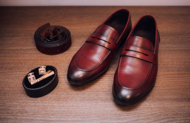 Damat sabah toplanıyor. Erkeklerin klasik deri ayakkabıları. Düğün detayları.