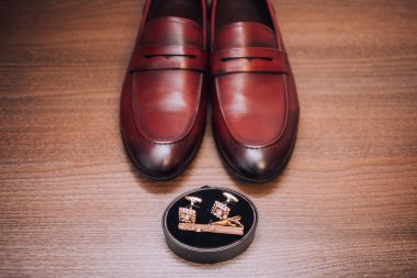 Damat sabah toplanıyor. Erkeklerin klasik deri ayakkabıları. Düğün detayları.