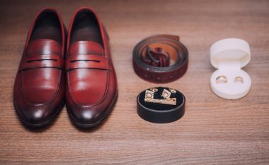 Damat sabah toplanıyor. Erkeklerin klasik deri ayakkabıları. Düğün detayları.