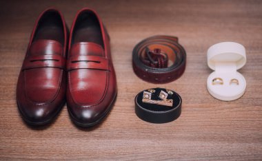 Damat sabah toplanıyor. Erkeklerin klasik deri ayakkabıları. Düğün detayları.