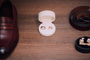 Damat sabah toplanıyor. Erkeklerin klasik deri ayakkabıları. Düğün detayları.