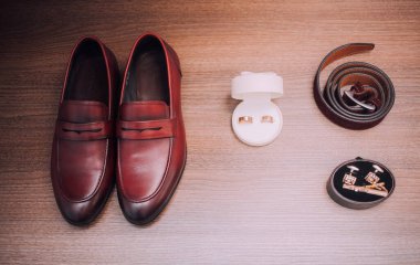 Damat sabah toplanıyor. Erkeklerin klasik deri ayakkabıları. Düğün detayları.