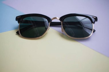 Güneş gözlükleri parlak bir arka plana sahiptir.