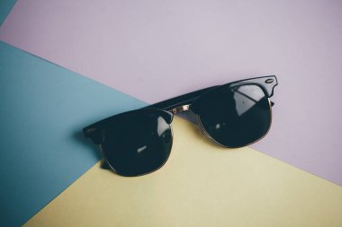 Güneş gözlükleri parlak bir arka plana sahiptir.