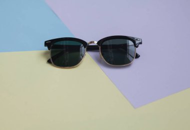 Güneş gözlükleri parlak bir arka plana sahiptir.