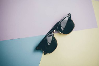 Güneş gözlükleri parlak bir arka plana sahiptir.