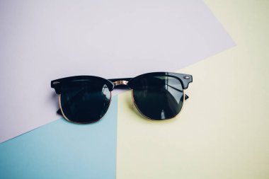 Güneş gözlükleri parlak bir arka plana sahiptir.