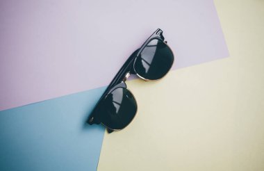 Güneş gözlükleri parlak bir arka plana sahiptir.