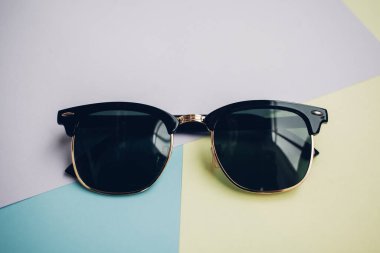 Güneş gözlükleri parlak bir arka plana sahiptir.