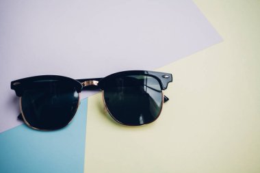 Güneş gözlükleri parlak bir arka plana sahiptir.